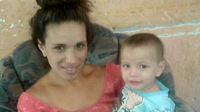 Karen Polanco junto a su pequeño hijo, Thiago en la casa familiar en Carlos Paz. (Foto: gentileza Melina Moreno).