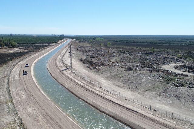 Canal marginal del río Atuel.