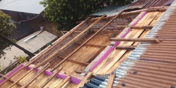 Más de 30 familias resultaron afectadas por voladuras de techos.