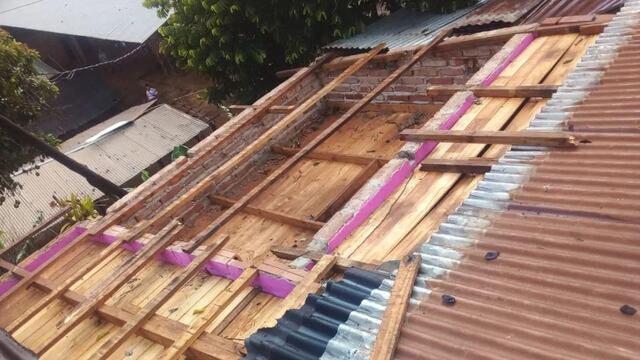 Más de 30 familias resultaron afectadas por voladuras de techos.