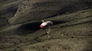 El hombre saltó en paracaídas en Córdoba, aterrizó y se encontró con una hermosa sorpresa. (AP).