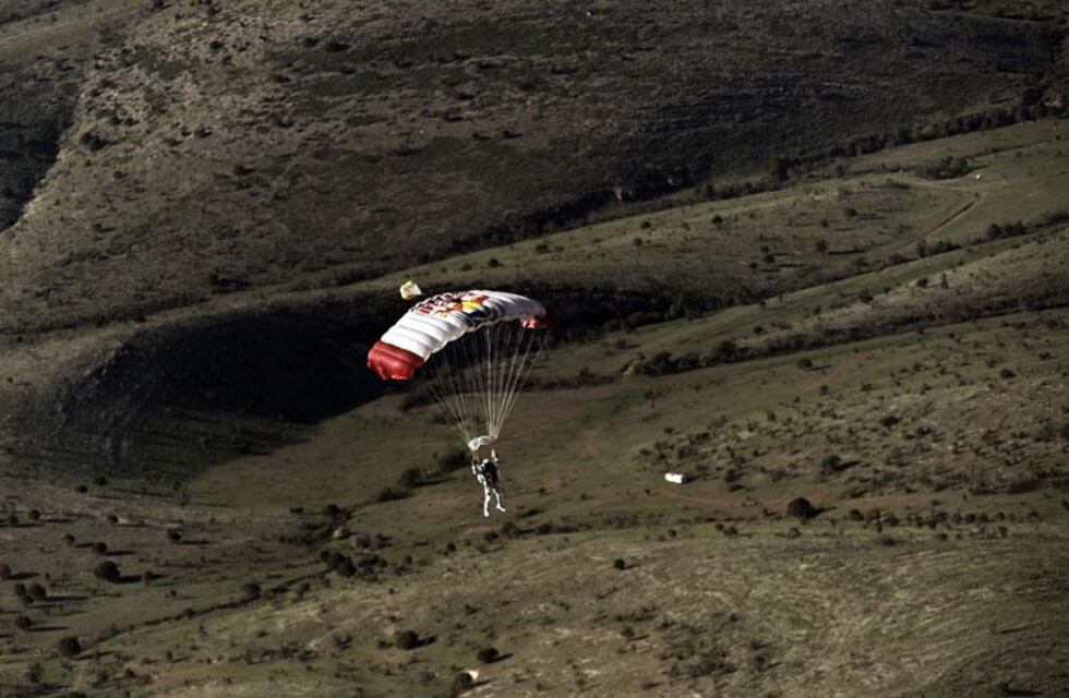 Saltó en paracaídas en Córdoba y se encontró con una hermosa sorpresa al aterrizar