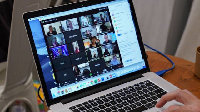 No vio que tenía el micrófono abierto e insultó al profesor.