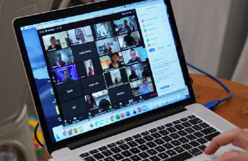 Estaba dando una clase de lenguaje de señas y una funcionaria neuquina lo insultó: “A este sordo de m... no se le entiende nada”