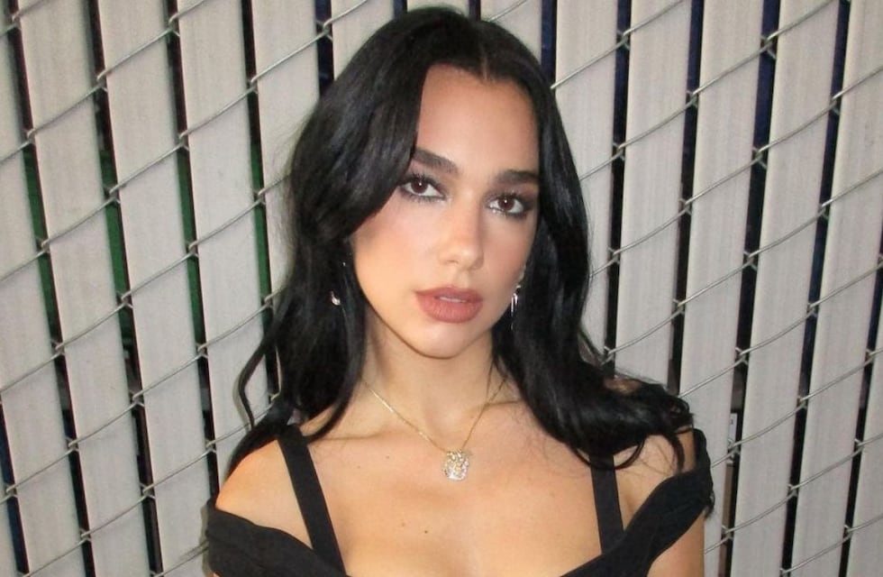 Dua Lipa volvió a marcar tendencia en el verano europeo con una microbikini multicolor batik