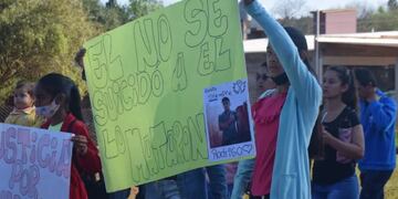 Jardín América: exigen la investigación de la muerte de un joven que según la madre se suicidó