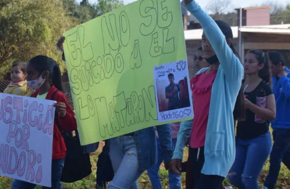 Jardín América: exigen la investigación de la muerte de un joven que según la madre se suicidó