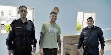 Gustavo Bou donó un aire acondicionado a la policía de su barrio.
