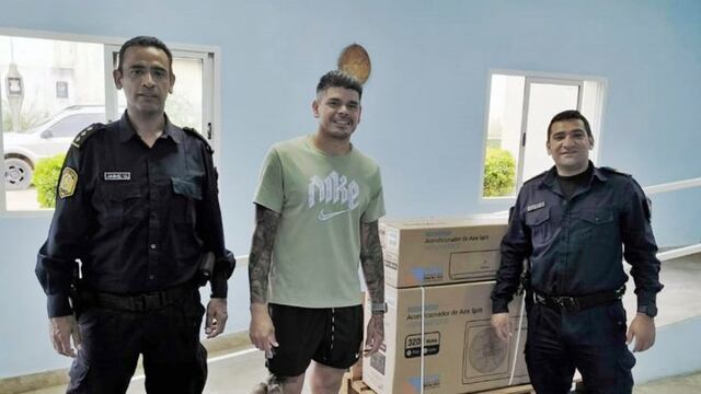 Gustavo Bou donó un aire acondicionado a la policía de su barrio.
