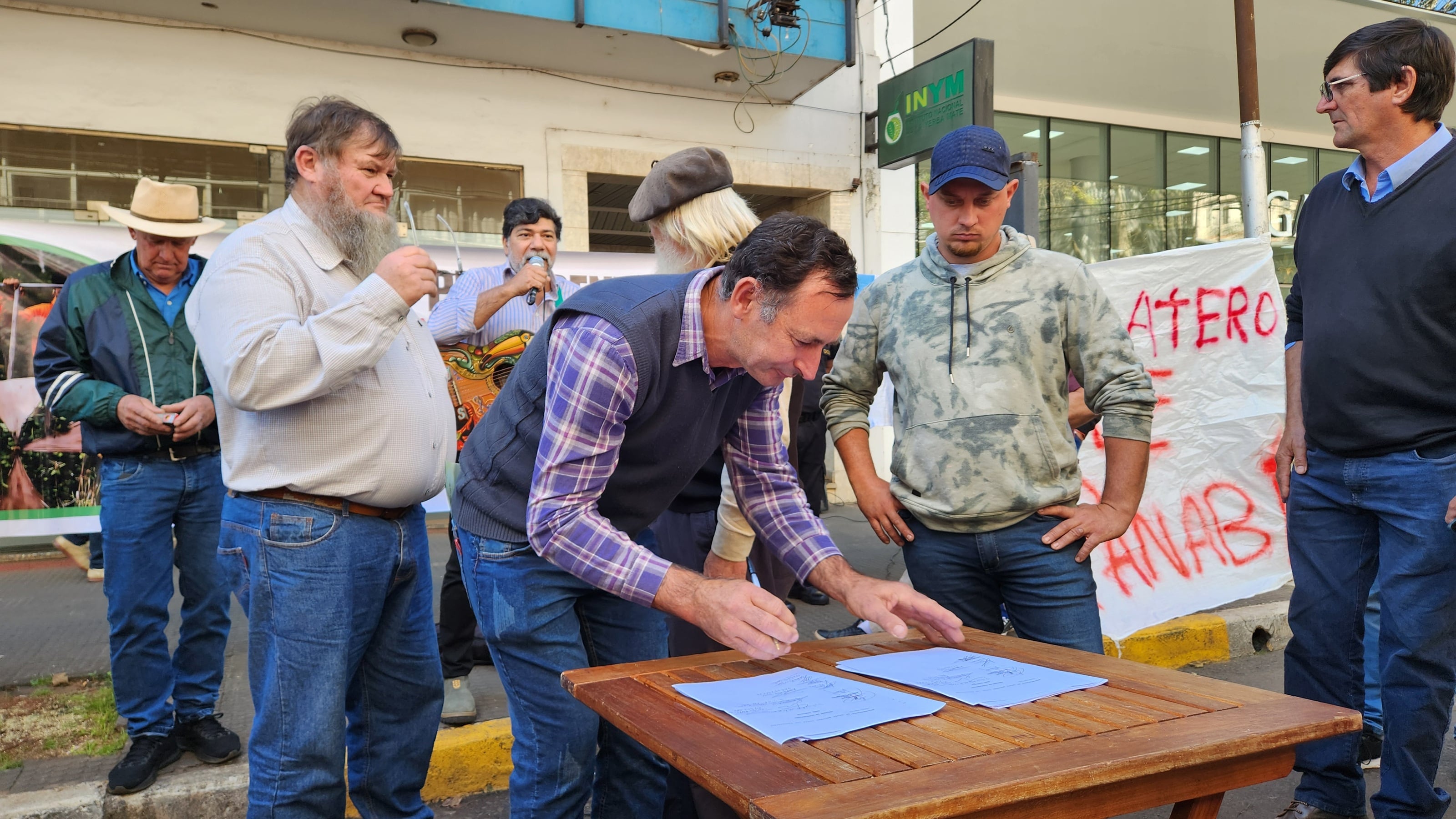 Productores yerbateros de Misiones reclamaron conducción en el INYM.