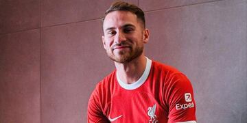 Alexis Mac Allister firmó con el Liverpool.