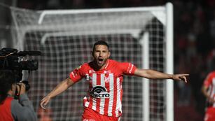 "Maravilla" Martínez marcó los dos goles de Instituto en el duelo ante Colón por la quinta fecha de la Copa de la Liga. (Facundo Luque / La Voz)