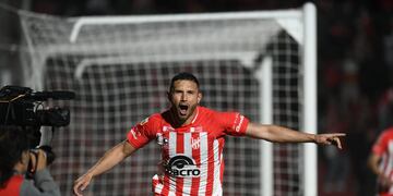"Maravilla" Martínez marcó los dos goles de Instituto en el duelo ante Colón por la quinta fecha de la Copa de la Liga. (Facundo Luque / La Voz)