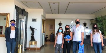 Luis Miguel Reggiani y Adriana Carina Testi junto a sus dos hijas fueron los primeros turistas del año en ingresar a El Calafate.