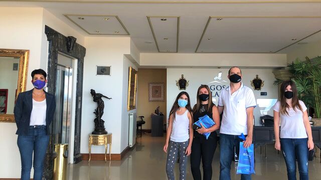 Luis Miguel Reggiani y Adriana Carina Testi junto a sus dos hijas fueron los primeros turistas del año en ingresar a El Calafate.