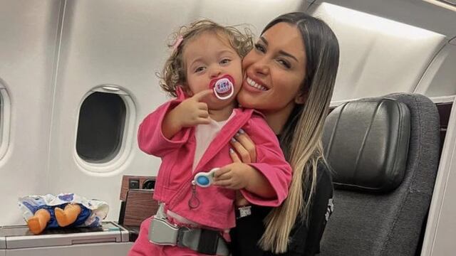 Nina y su "señora mami".