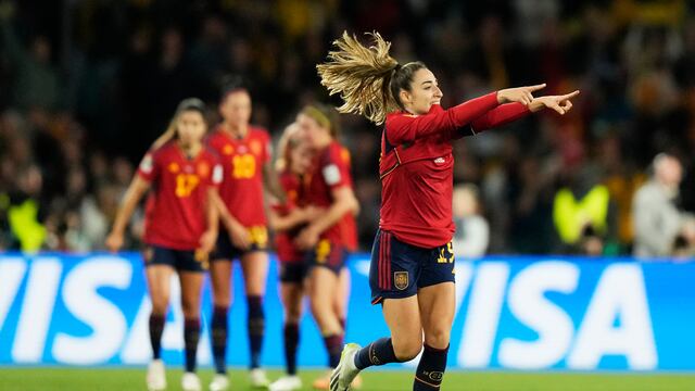 La española Olga Carmona celebra un gol en la final del Mundial femenino de fútbol entre España e Inglaterra en el Estadio Australia en Sydney, Australia, el domingo 20 de agosto de 2023. (AP Foto/Rick Rycroft)