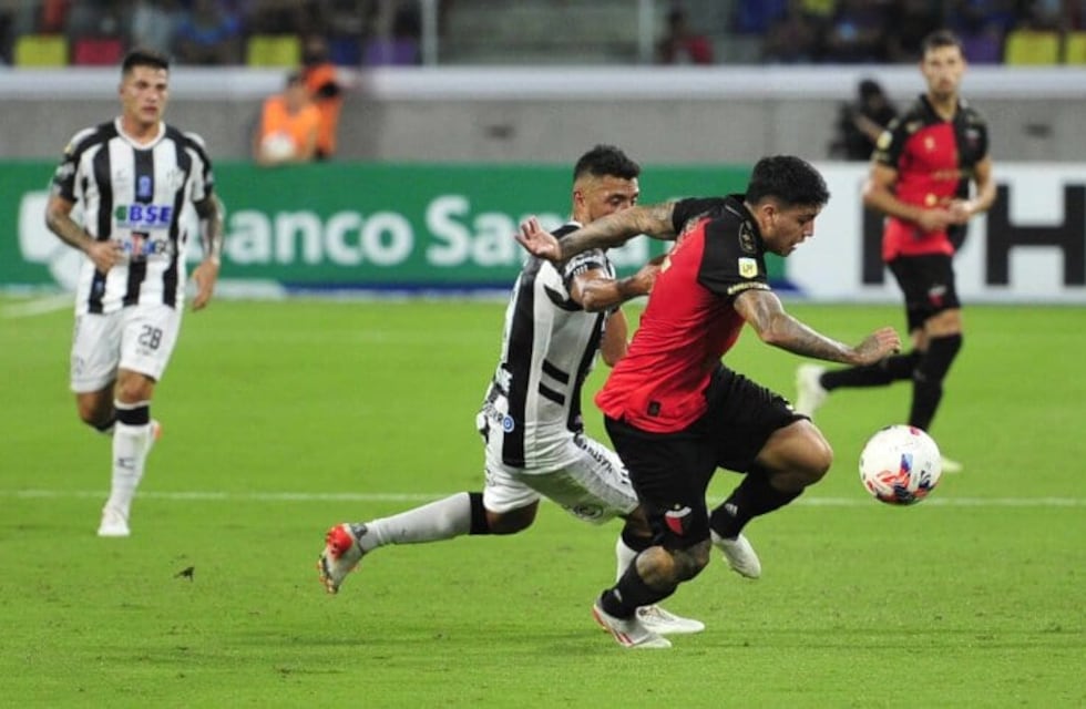 Con el debut y asistencia de Wanchope Ábila, Colón derrotó 2-0 a Central Córdoba