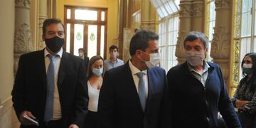 política 
Diputados busca darla media sanción a la reforma por ganancias 
Sergio Massa y Máximo Kirchner 
FOTO CLARIN