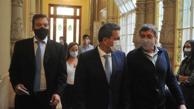 política 
Diputados busca darla media sanción a la reforma por ganancias 
Sergio Massa y Máximo Kirchner 
FOTO CLARIN