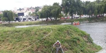 Extracción de cianobacterias en el lago San Roque.