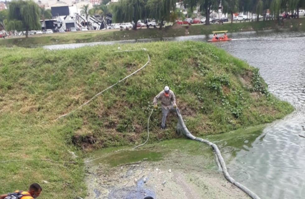 Comenzó la extracción de cianobacterias en el lago San Roque