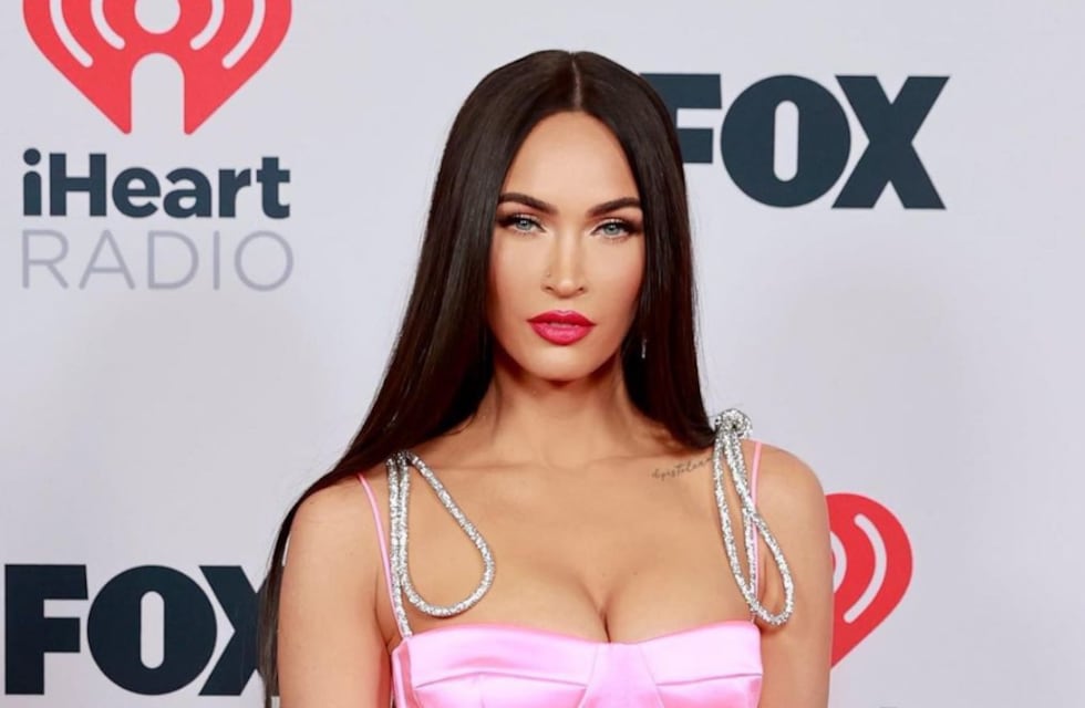 Con una foto al borde de la censura, Megan Fox confesó que padece dismorfia corporal