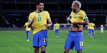 Paquetá y Neymar celebran el gol de la noche (Foto: AP).