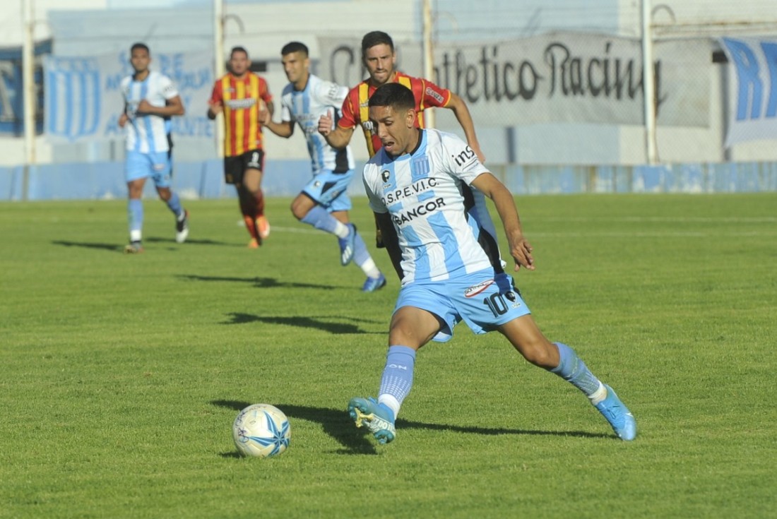 Racing se hace fuerte en Nueva Italia y es uno de los punteros. (Javier Ferreyra)