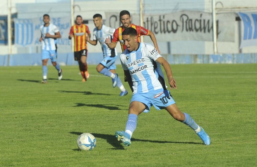 Racing le ganó a Boca Unidos y es puntero en el Federal A