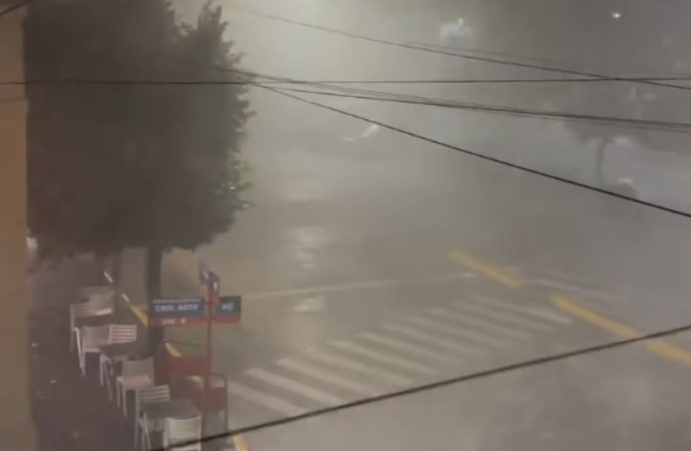 Lo que dejó el temporal en Villa Dolores: calles anegadas, árboles caídos y cortes de luz