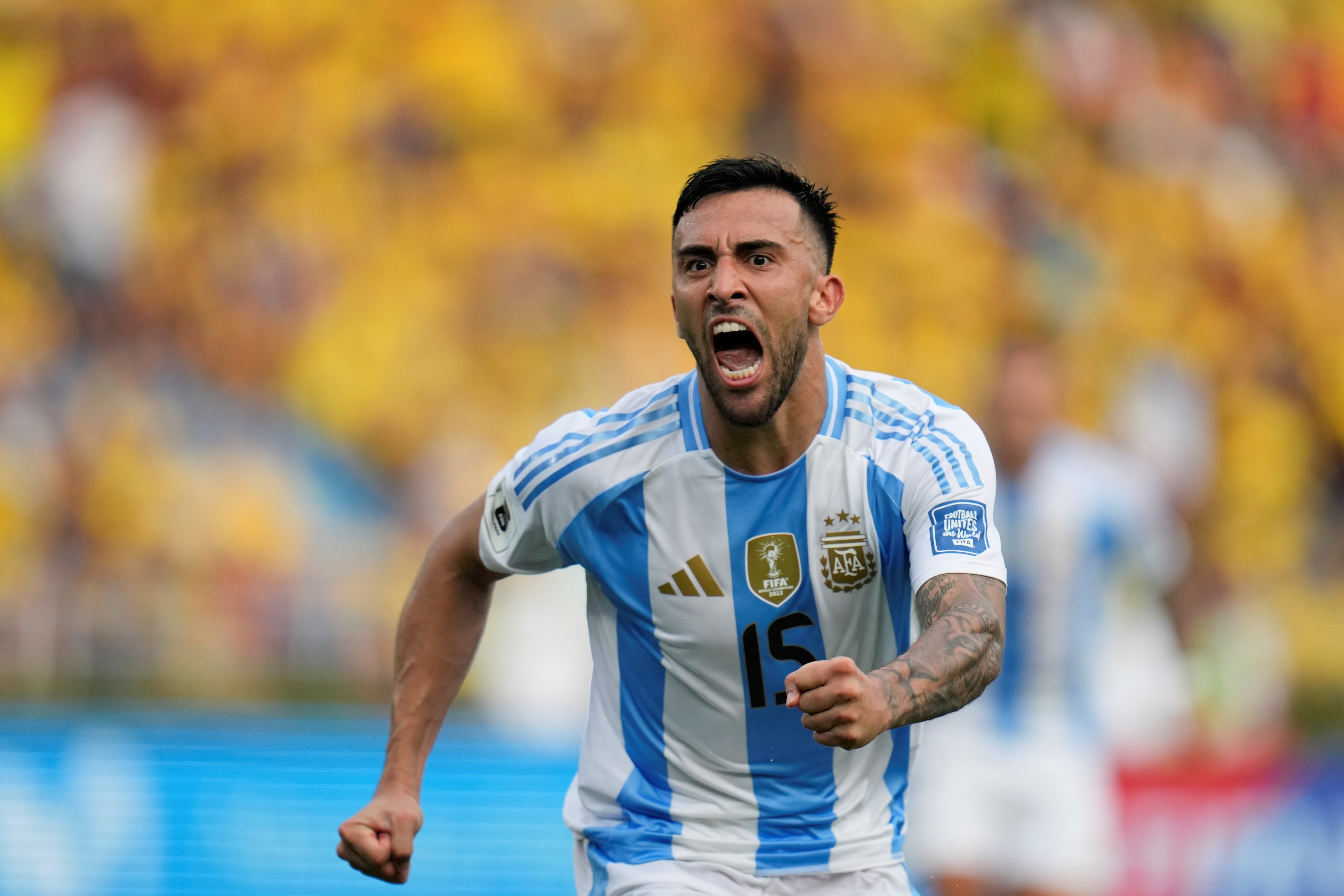 Nicolás González festeja el empate parcial de Argentina ante Colombia. (AP)