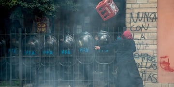 Incidentes entre grupos mapuches y la Policía en Bariloche. Foto: Diario Río Negro.