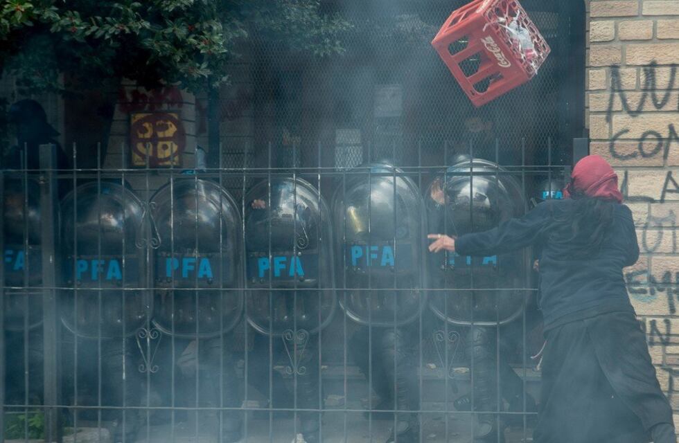 Bariloche: mapuches y policías protagonizaron incidentes frente a un juzgado federal
