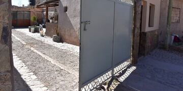 Acceso al hostal donde se produjo la muerte de una pareja de turistas, en Humahuaca.