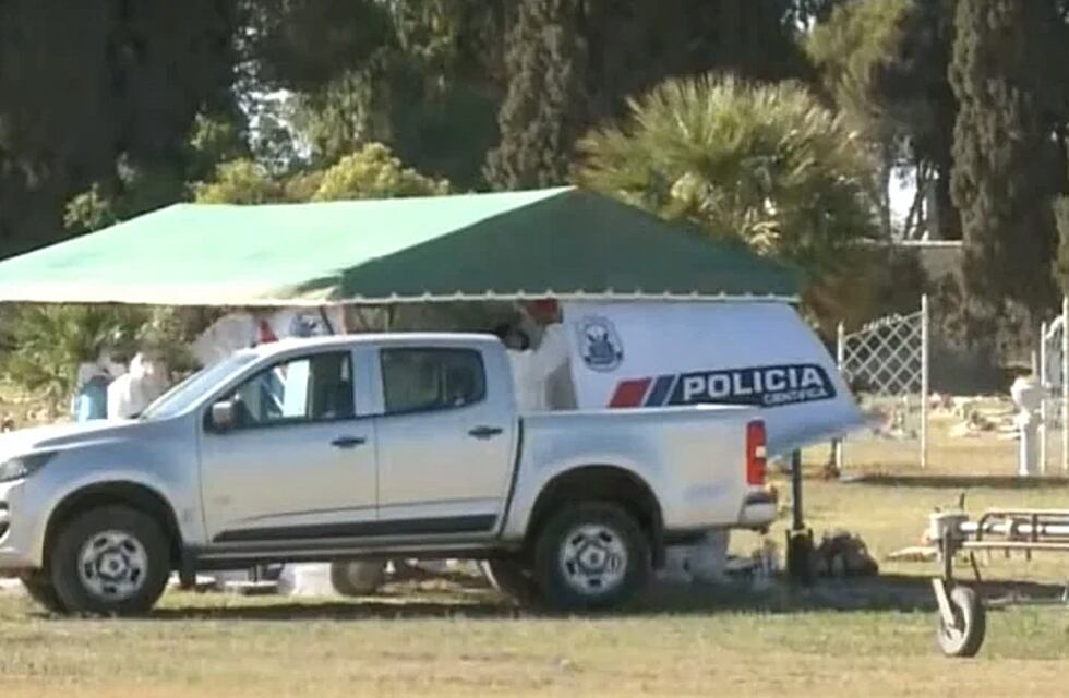 Exhumaron el cuerpo de la joven a la que le negaron atención médica: la autopsia se realizó al aire libre