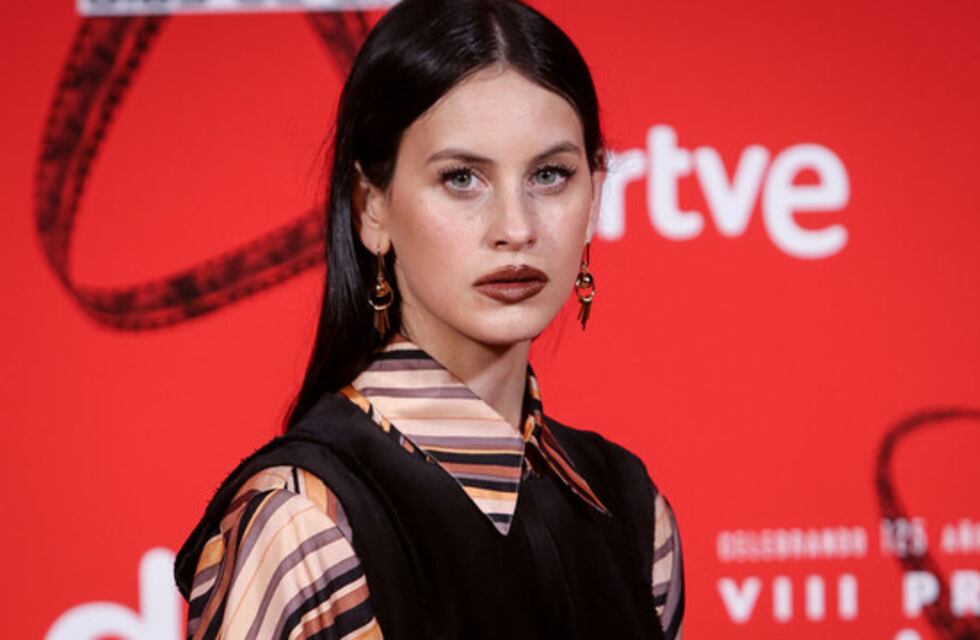 Milena Smit, la española que conquista las redes sociales con sus looks