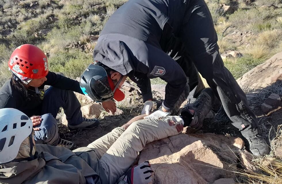 Se salvó de milagro un parapentista que cayó a poco de despegar del Cerro Arco