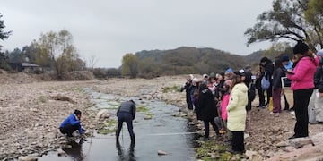 El río Xibi Xibi, que atraviesa la ciudad de San Salvador de Jujuy, es objeto de estudio para universitarios salteños.