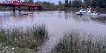 Hallazgo de un hombre sin vida en río Gualeguaychú. Foto: Radio máxima.