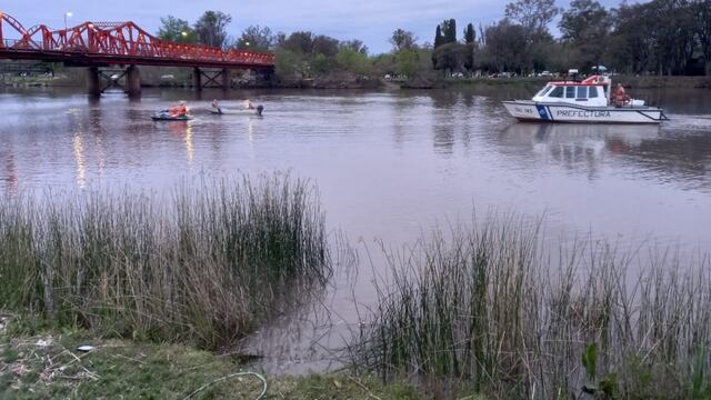 Hallazgo de un hombre sin vida en río Gualeguaychú. Foto: Radio máxima.