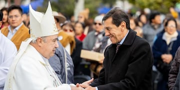 El gobernador Carlos Sadir saluda al obispo diocesano de Jujuy, monseñor Daniel Fernández, al término de la misa central oficiada con motivo de la festividad de Nuestra Señora del Carmen.