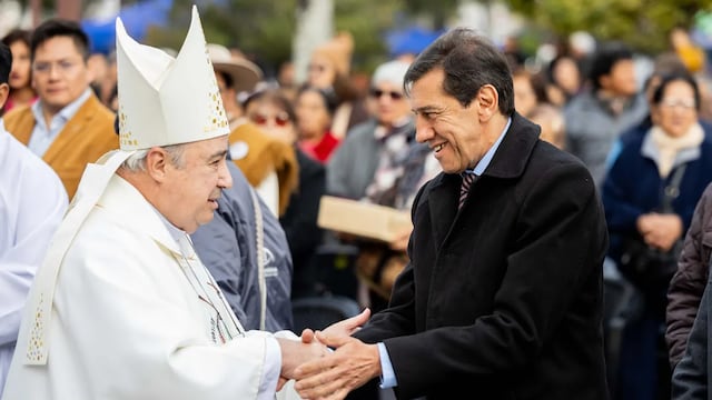 El gobernador Carlos Sadir saluda al obispo diocesano de Jujuy, monseñor Daniel Fernández, al término de la misa central oficiada con motivo de la festividad de Nuestra Señora del Carmen.