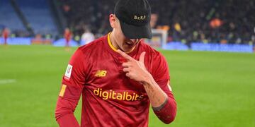 Paulo Dybala con la gorra de su amigo Bizarrap (Roma)