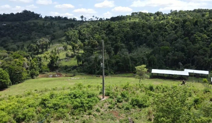 Ejecutan obras eléctricas en San Antonio.