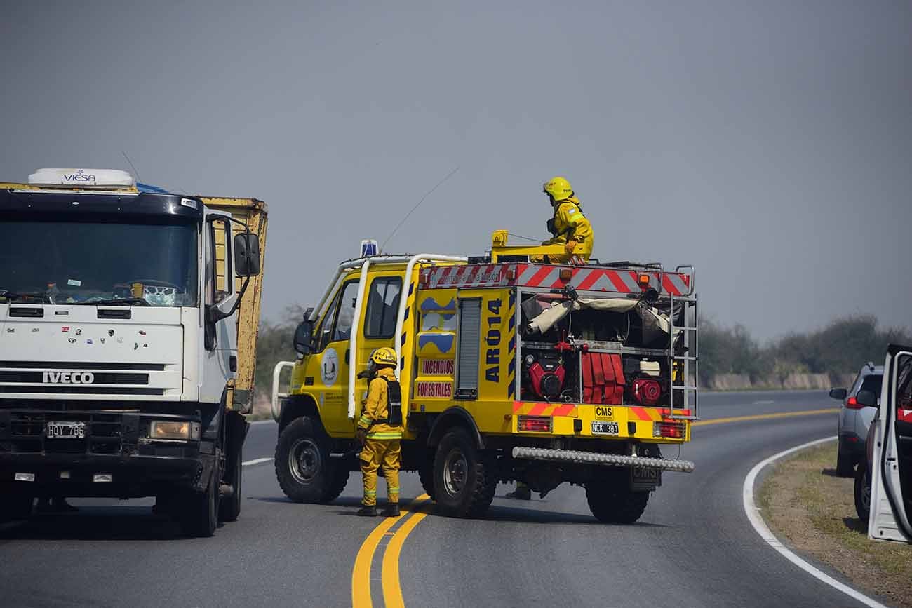 Incendio en la Quebrada del Condorito. Cortan el camino a las Altas Cumbres y despliegan un gran operativo terrestre y aéreo. (José Hernández / La Voz)