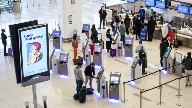 La BBC catalogó el éxodo de argentinos al exterior como una situación "sin precedentes". Foto: AP
