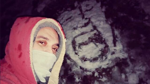 Rafael, junto al retrato de "·La Mona" en la nieve (@DibujosRc)