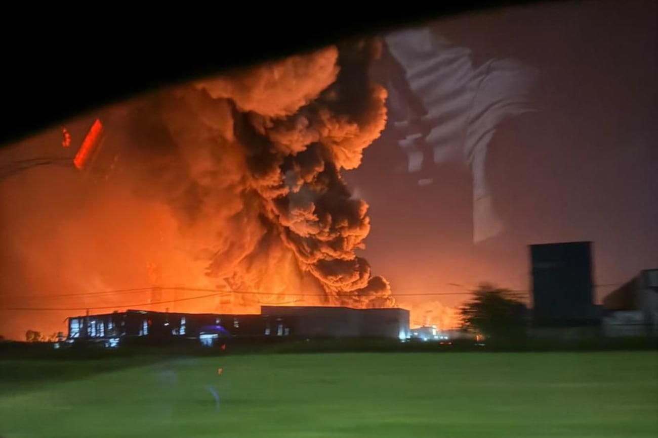 Fuerte explosión en una fábrica del polígono industrial de Ezeiza. (@maralma_0)