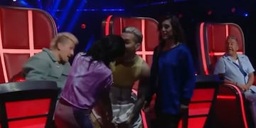 Soledad Pastorutti le hizo un chiripá a Ricky Montaner en "La Voz Argentina".